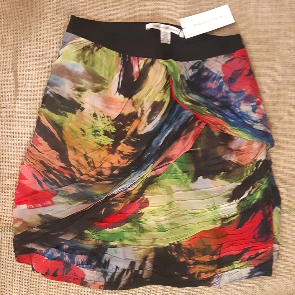 DIANE VON FURSTENBERG • SILK PLEATED/ RUCHED/ LAYERED SKIRT • SIZE 6